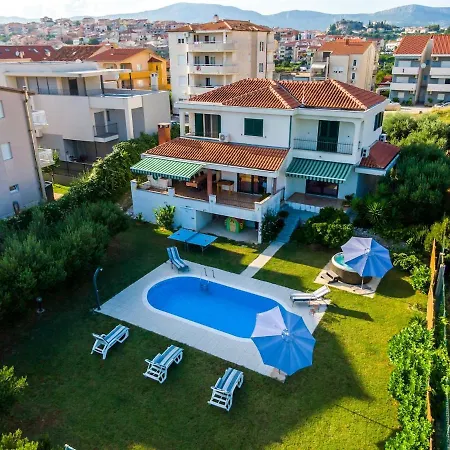 Villa With Pool & Jacuzzi
