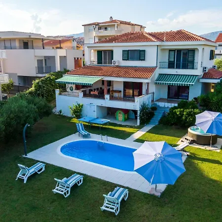 With Pool & Jacuzzi Villa *